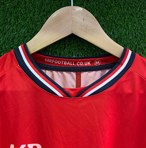 Maillots de football et de football d'équipe personnalisés en rouge | Hommes Femmes Jeunes Tailles | Vêtements de sport légers à séchage rapide en gros - Product Image 4