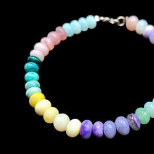 Pulsera con cuentas de ópalo de caramelo multicolor, joyería de piedras preciosas de 7-9mm con cierre de langosta, aspecto vibrante, uso diario inspirado en las tendencias 2025 - Product Image 2