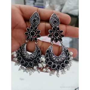 Boucles d'oreilles demi-rondes oxydées avec motif floral vintage, incrustation d'onyx et de perles d'imitation, pour mariage ou cadeau - Product Image 1