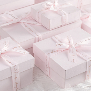 Boîte cadeau rose de luxe avec couvercle amovible, ruban estampé, emballage personnalisé écologique et biodégradable pour occasions spéciales - Product Image 2