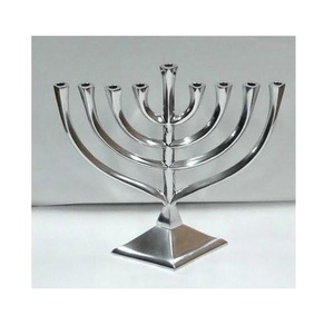Soporte de vela Menorah de latón con acabado de pulido brillante Base redonda Diseño elegante Calidad superior para la decoración del hogar - Product Image 3