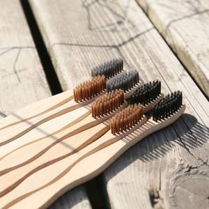 2025 Offre Spéciale brosse à dents écologique en charbon de bambou pour adultes biodégradable antibactérien soins bucco-dentaires brosses à dents de voyage - Product Image 1