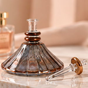 Botella de Perfume de Vidrio Egipcio Hecha a Mano con Diseño Único y Tapón de Vidrio - Product Image 3