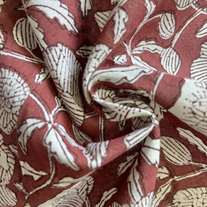 Tissu en coton imprimé à la main de couleur marron, motif élégant de vignes florales blanches - Product Image 1