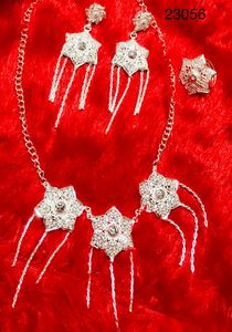 Parure de créateur pour femme en cuivre imitation plaqué or, collier floral et boucles d'oreilles clous en pierre rouge, style vintage, pour mariage et soirée, modèle n° - Product Image 4