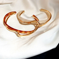 Bracelet ouvert minimaliste de luxe inspiré d'Instagram, finition métallique, bijoux sophistiqués aux tons frais et tendance