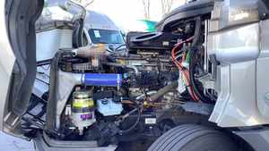 Cascadia 2024 USADA de Alto Rendimiento - 72 con Techo Elevado y Doble Cama, Motor Detroit, Exportación Automática a Todo el Mundo - Product Image 5