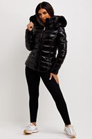 Chaqueta acolchada de mujer OEM negra brillante de alta demanda con capucha de piel con cremallera completa y chaqueta acolchada de invierno con burbujas para mujer