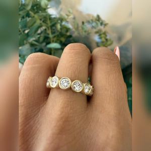 Bague de luxe pour femme en or martelé finition mate avec diamant de laboratoire rond VVS1 VVS2 de 1,50 carat – Achat en gros - Product Image 3