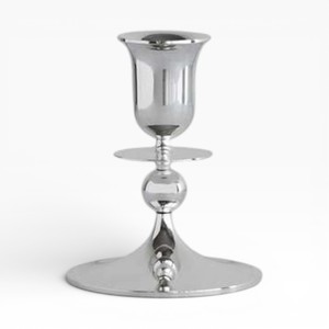 Bougeoir en métal argenté poli avec base large et tige décorative pour une décoration de table et de sol haut de gamme - Product Image 1