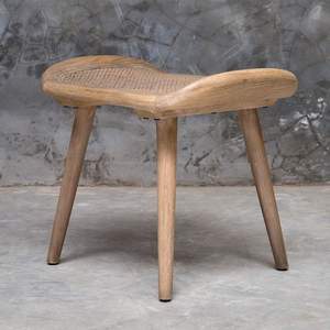 Banco Rústico Edward Hecho de Madera de Teca Sólida y Ratán Tejido con Acabado de Madera Natural para Uso en Interiores y Exteriores. - Product Image 2