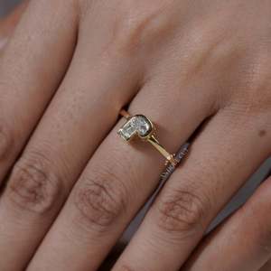 Anillo con Bisel de Diamantes Cultivados en Laboratorio con Diseño Inicial en Forma de J - Product Image 6