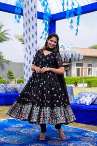 Meilleure vente Designer écologique Salwar Kameez Nouveau haut Kurti brodé de paillettes Longueur midi Bas naturel - Product Image 3