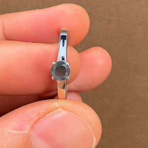 Anillo de compromiso y boda de plata de ley 925 con labradorita chapada en rodio, engaste de garra, estilo moderno para aniversario, uso diario y fiestas - Product Image 1