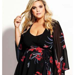 Abito lungo City Chic da donna Iris Love MAXI nero taglia 24W con vita impero, silhouette a trapezio e stampa floreale in chiffon - Product Image 2