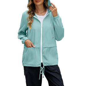 Vêtement de pluie de haute qualité pour femmes, imperméable à 100%, avec capuche, col réglable, taille ajustable, vente en gros - Product Image 4