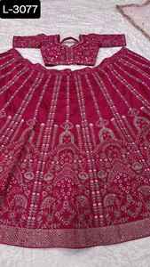 Lehenga Choli en soie flammée de style indien pakistanais avec paillettes Dori et fil de travail comprenant un filet Dupatta pour les vêtements de mariage - Product Image 4