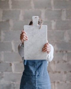 Planche à découper en marbre blanc uni de forme unique pour la coupe de cuisine Plateau de service élégant idéal pour la cuisson et les cadeaux - Product Image 2
