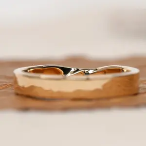 Anillo de Boda de Acero Inoxidable Hecho a Mano con Moissanita de Corte Brillante y Claridad, Bañado en Rodio - Product Image 3