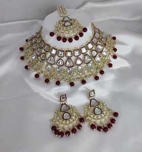 Conjunto de Collar Étnico Chapado en Oro con Detalles de Perlas, Pendientes y Tikka a Juego para Mujer - Product Image 5