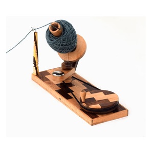 Enrollador de bolas de hilo de madera para ganchillo y tejer, duradero, de gran capacidad, resistente, enrollador de hilo de madera múltiple para madejas grandes - Product Image 1