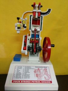 Modelo de motor de gasolina de cuatro tiempos, hecho en aleación de aluminio, montado en una base con gráficos impresos
