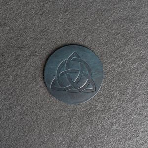 Juego de Posavasos de Metal con Nudo Celta Grabado, Patrón Herencia Intrincado para Comedor y Regalos, Venta al por Mayor - Product Image 5