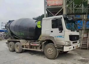 Camión Mezclador de Concreto Dongfeng ZOOMLION 8X4 Usado de Alta Eficiencia con Motor y Bomba en Venta - Product Image 4