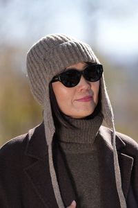 Gorro de invierno orgánico con orejeras, lana de oveja mongol blanca, ecológico y elegante - Product Image 5