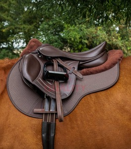 Manta de silla de montar inglesa de algodón de alta calidad con diseño acolchado transpirable y forro suave para una comodidad y durabilidad fiables. - Product Image 5