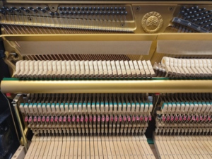 Piano Vertical Yamaha U1A de Alta Gama, 88 Teclas, Acabado Negro, Diseño Clásico, Teclas Contrapesadas, Tablero de Sonido de Madera Sólida, Montaje en Suelo - Product Image 3