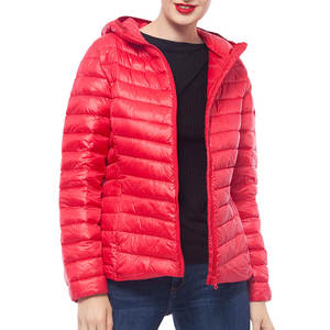 Chaqueta acolchada de mujer hecha a medida en diferentes tamaños y colores Chaqueta acolchada de poliéster ligera a la venta - Product Image 1