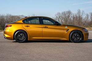 2023 R0-ME0 Giulia Quadrifoglio Bajo Kilometraje Motor en Perfecto Estado Transmisión Automática Techo Panorámico Luces LED Listo para Enviar - Product Image 6