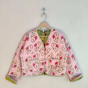 Chaqueta Acolchada de Algodón con Estampado de Frutas Rosadas, Chaqueta Bomber Boho Hecha a Mano, Prenda Exterior con Estampado de Bloques, Chaqueta Ligera Reversible - Product Image 1