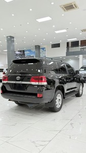 Toyota Land Cruiser V8 SUV Usada, Exterior Negro, 7 Asientos, Vehículo Utilitario de Lujo para Compra en Concesionario - Product Image 1