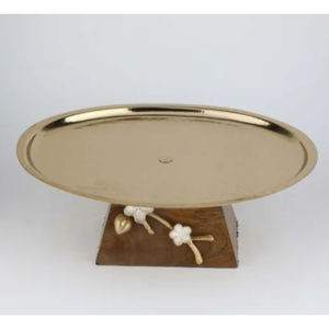 Exhibidor de Pasteles de Diseño de Lujo en Crema y Metal Dorado con Adorno de Mariposa Decorativa para Exhibición de Postres en Bodas y Fiestas en Oferta - Product Image 4