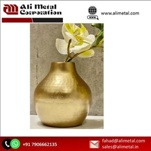 Florero moderno de metal de forma ovalada con nuevo diseño de lujo dorado mate Florero elegante para el hogar y totalmente personalizable. - Product Image 3