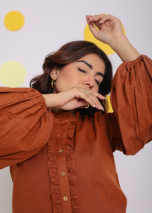 Camisa Relajada de Lino Puro, Color Marrón Natural Sólido, Estilo Dulce, Manga Completa, Cuello Occidental, Botones Tejidos, Tallas Grandes Disponibles - Product Image 3