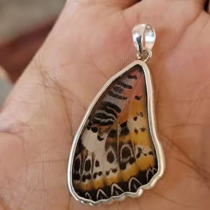 Genuino de nuestra colección de productos exclusivos personalizados hechos a mano colgantes joyería de moda alas de mariposa naturales Wow Looks - Product Image 1