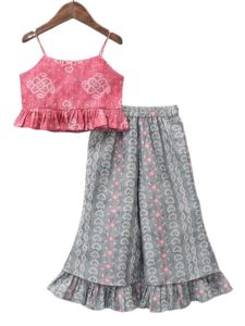 ชุดเสื้อครอปสายเดี่ยวพิมพ์ลายแบนดานีสีชมพูของ Shoryam Fashion พร้อมกางเกงชาราราสีเทาสำหรับเด็กผู้หญิง ชุดแบบดั้งเดิมของอินเดีย เหมาะสำหรับงานปาร์ตี้ พร้อมสวมใส่ - Product Image 2