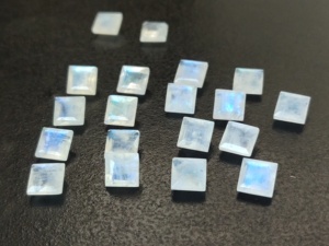Pierre de lune naturelle arc-en-ciel coupe carrée 3mm à 11mm facettes-bon bleu Flashy bonne qualité - Product Image 6