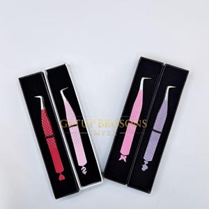 Poudre rouge/rose/violette, design découpé en diamant, acier inoxydable, anti-magnétique, anti-statique, lisse, dentelé, 90 cils, 10 mm - Product Image 1