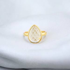 Bague Statement en Argent Sterling 925 Plaqué Or 18 carats avec Cristal de Quartz Naturel Facetté Façonné à la Main et Sertissage Clos Style Bohème - Product Image 1