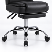 Chaise de bureau de direction avec repose-pieds rétractable, revêtement en PVC noir et base chromée à cinq branches pour espaces de travail modernes