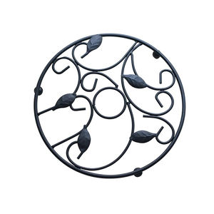 Salvamanteles de hierro fundido redondos decorativos contemporáneos de Metal de color negro hueco en estera salvamanteles de hierro de Metal decorativos modernos negros - Product Image 1