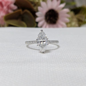 Bague de fiançailles classique en or blanc/jaune massif 14 carats, diamant de laboratoire certifié IGI de 1,75 carat taille marquise, cadeau de la Saint-Valentin - Product Image 1