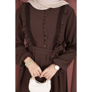 Robe Hijab Modeste en Guipure avec Ceinture Décorée Taille Naturelle Couleur Marron - Product Image 5