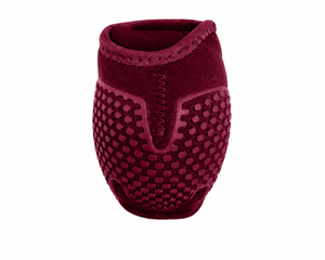 Bottes de protection pour chevaux Tough Tack en néoprène bordeaux avec semelle Hex Grip pour l'équitation 2026 - Product Image 3