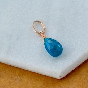 Colgante de Apatita Claro en Forma de Lágrima, Gema Azul, Chapado en Oro Rosa, Joyería Artesanal Delicada - Product Image 1