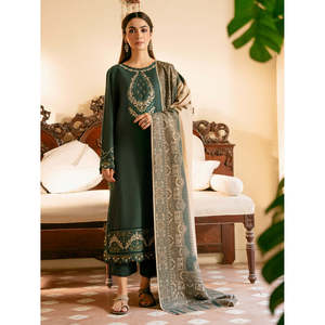 Ensemble de costume 3 pièces ample brodé Khaddar pour femmes IZEL avec pantalon en laine/coton-BIC-4394 - Product Image 1